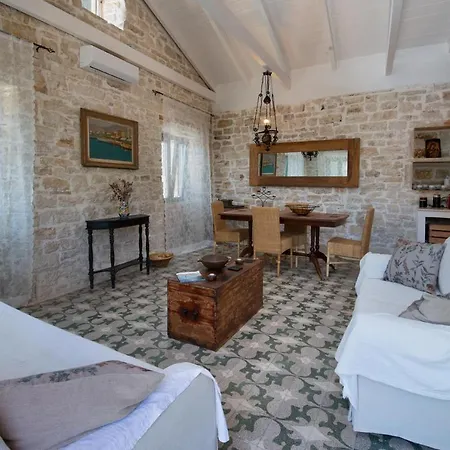 Malethonas By About Paxos * Γάιος